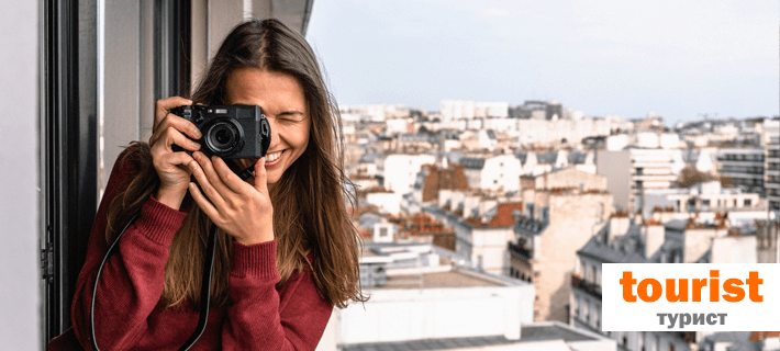 Девушка-турист фотографирует