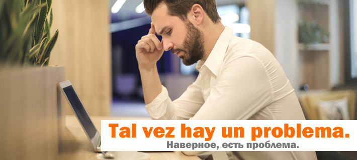 Уставший мужчина сидит перед компьютером